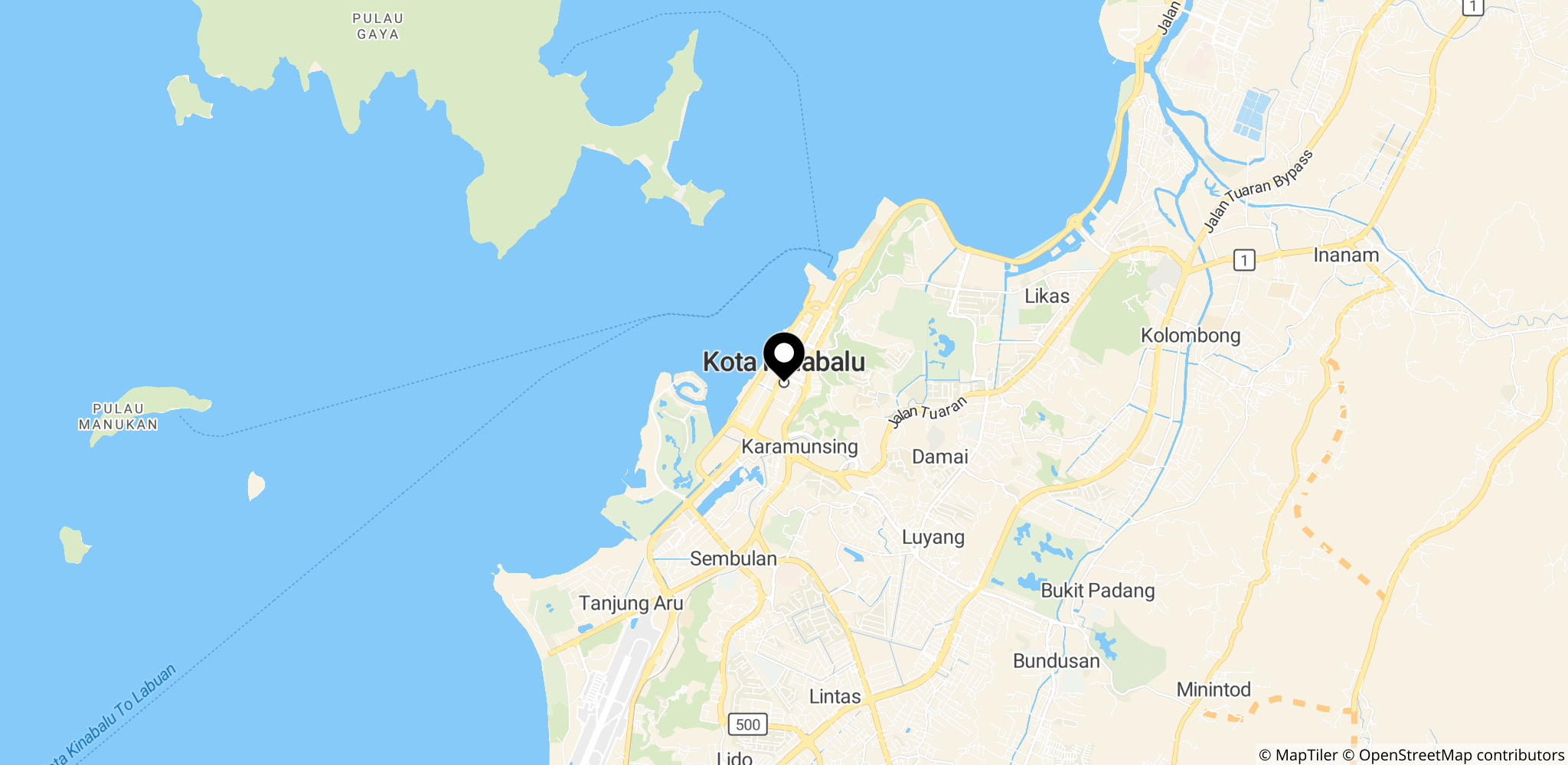 Kota Kinabalu, Sabah, Malaysia — viser byens beliggenhed i Borneo og de kystnære vandlandsbyer som giver geografisk kontekst til branden