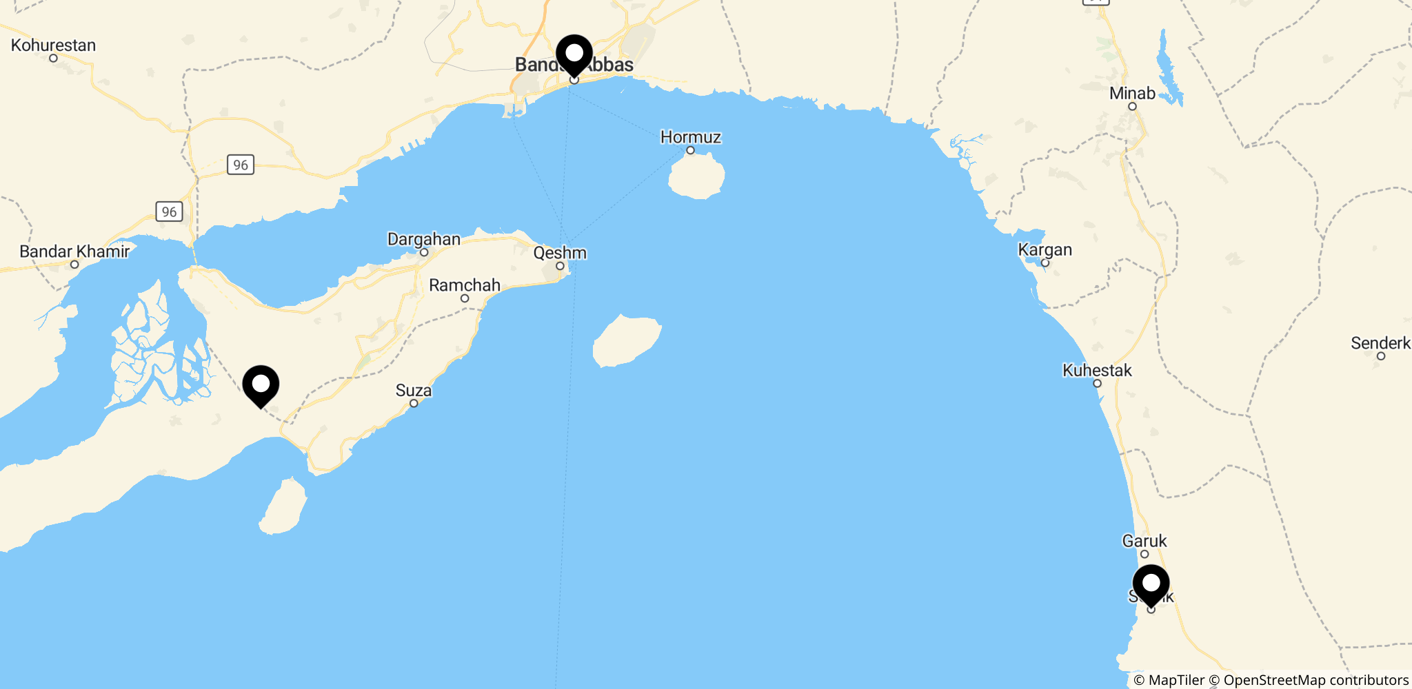 Kort over Hormuzstrædet (Persiske Golf) med nærliggende steder som Qeshm-øen, Bandar Abbas og Sirik, i relation til skibstrafik og angreb.