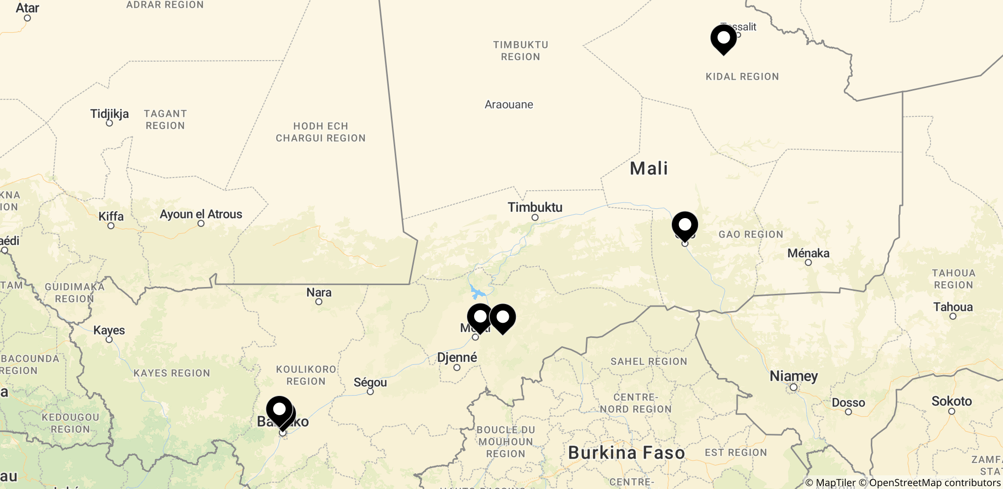 Kort over Mali med byerne Bamako, Kati, Kidal, Gao, Sévaré og Mopti markeret for at illustrere de geografiske nedslagspunkter i artiklen.
