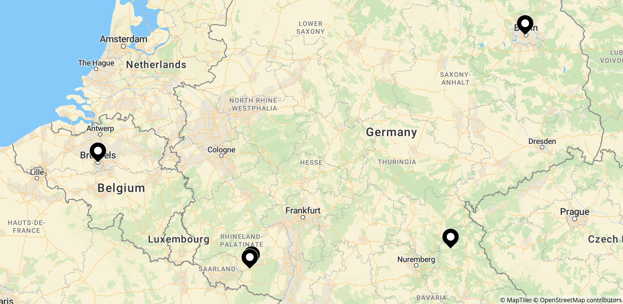 Kort over USA's militære baser i Tyskland og nærliggende faciliteter nævnt i artiklen (Ramstein, Landstuhl, Grafenwöhr, Hohenfels) samt Berlin, Bruxelles og Warszawa.